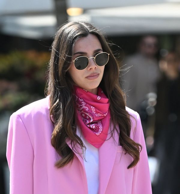 Street style izdanje u ružičastom odijelu i tenisicama