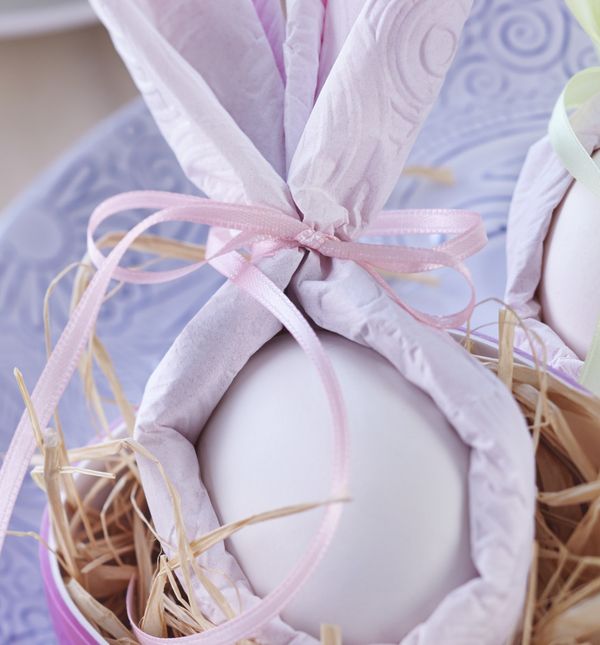 Obična salveta i obično jaje sve su što vam treba za izradu ovog ljupkog zečića za dekoriranje blagdanskog stola