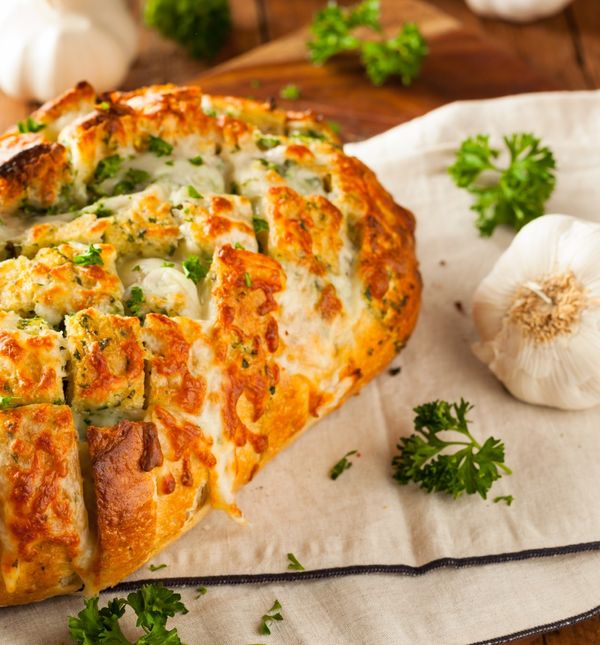 Zapečeni kruh sa sirom, maslacem i češnjakom