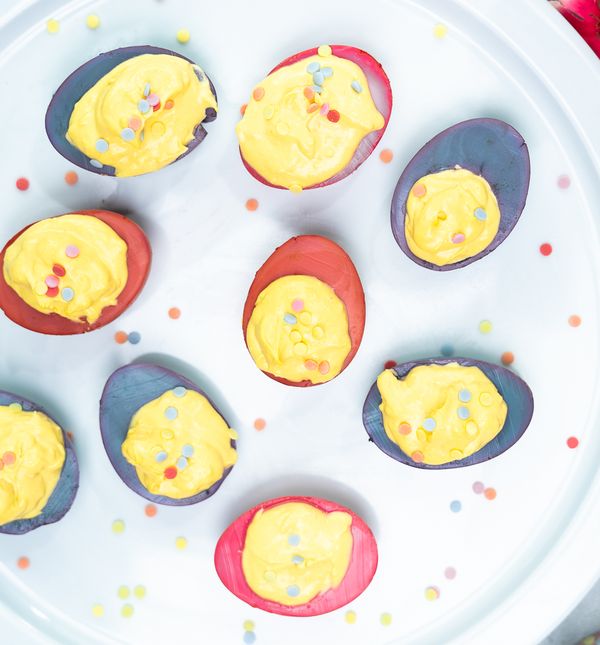 Punjena jaja obojili smo kupusom i ciklom