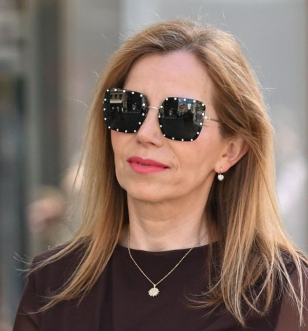 Zgodna dama iz Zagreba u efektnim slingback sandalama zlatne boje