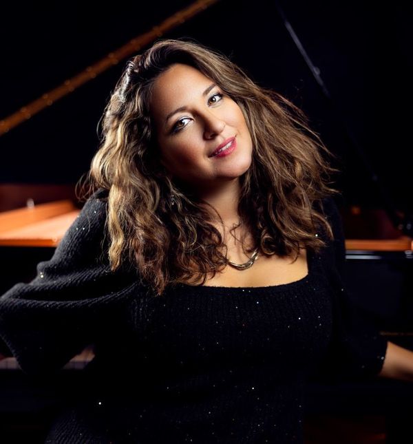 Grammyjem nagrađena Nicole Zuraitis, jazz pjevačica, autorica tekstova, pijanistica, aranžerka i voditeljica nastupa u Zagrebu i Puli