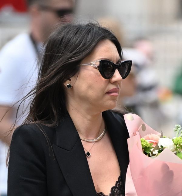 Zgodna dama sa špice u platformama