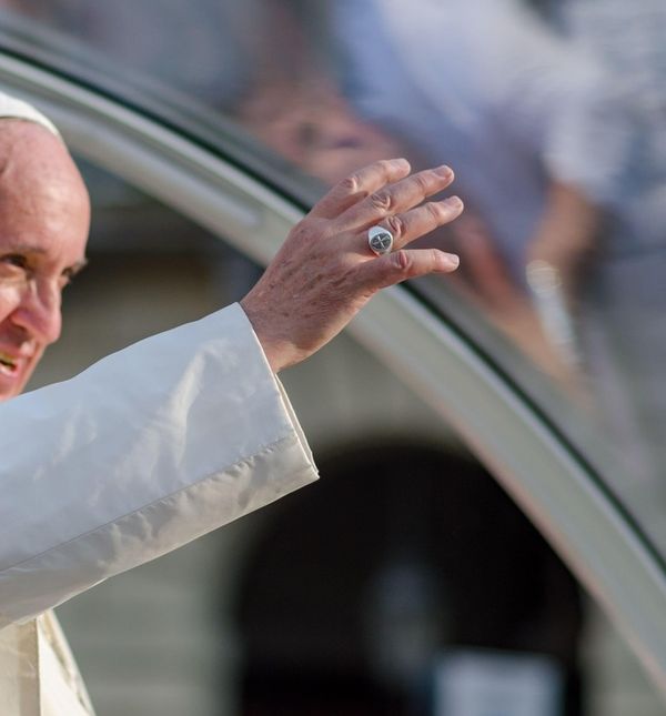 Papa Franjo nosio je jednostavni srebrni prsten s motivom križa