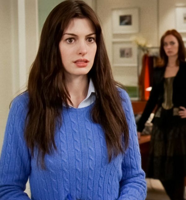 Anne Hathaway kao Andy u cerulean plavom džemperu u filmu Vrag nosi Pradu