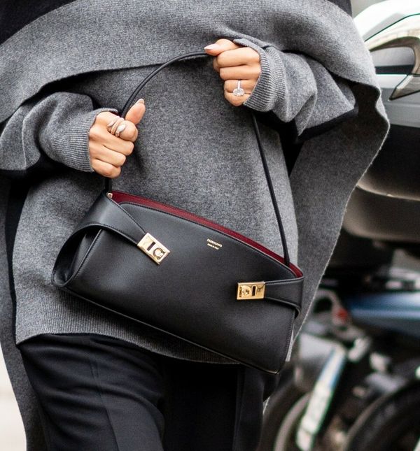 Ferragamo Hug jedna je od trenutno najpopularnijih dizajnerskih torbi