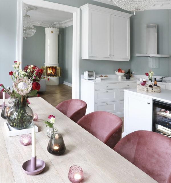 Visoki stropovi, bogate štukature i raskošni kristalni lusteri prostoru daju klasičnu, gotovo parišku notu