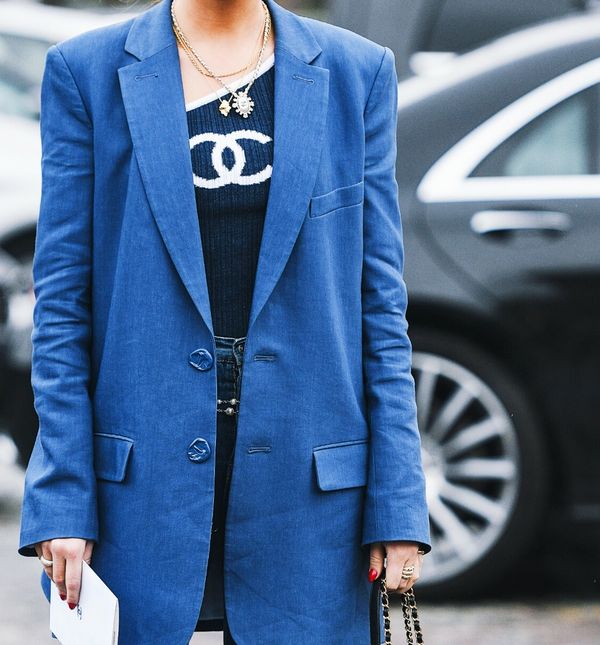 Sako, traperice i top su odlična kominacija