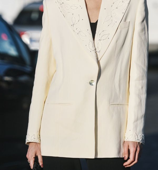 Bijeli sakoi idealan su odabir za proljetne svečanosti