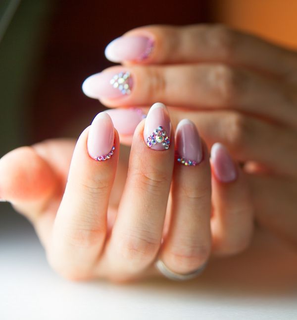 Drago kamenje na noktima