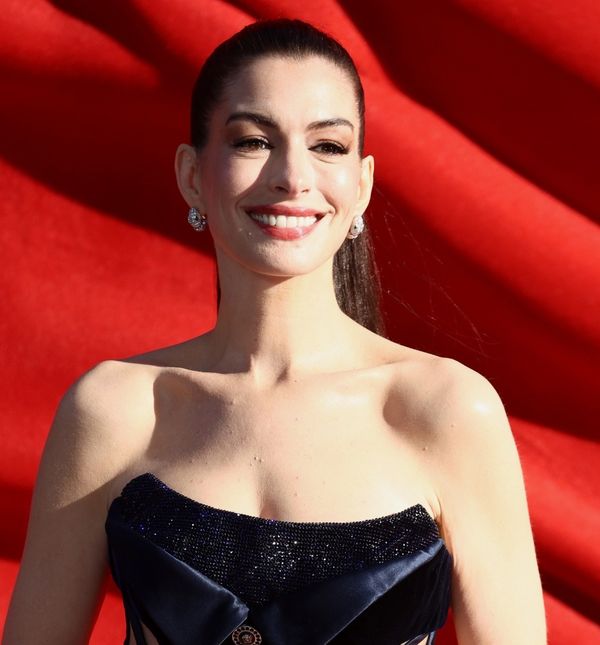 Haljina Anne Hathaway je doživljaj: Dekolte, prorezi, a oponaša