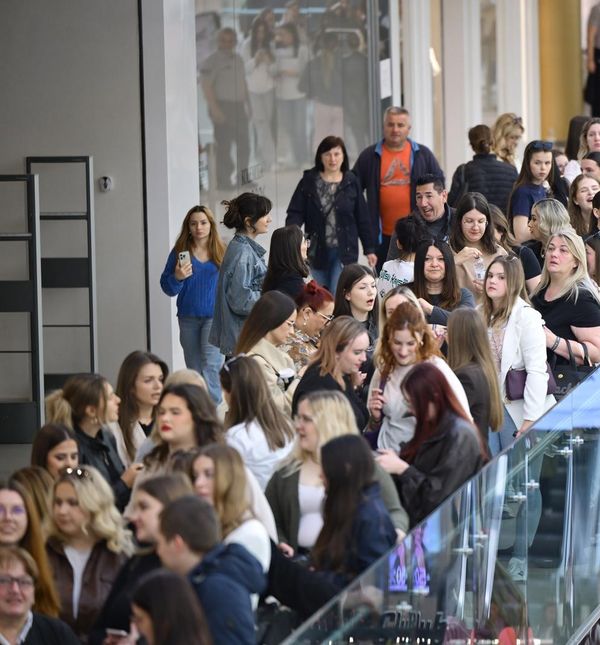 Hrvatice čekaju u redu na otvaranje Sephore u Zagrebu - 5