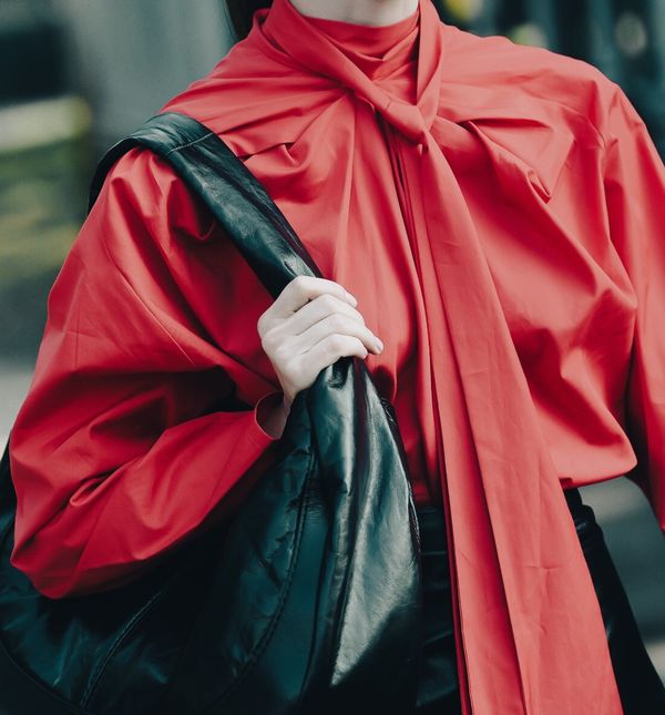 Crvene košulje i bluze su komad koji uljepšava svaku kombinaciju