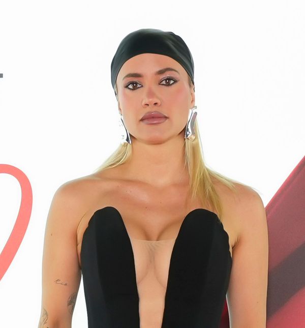 Meri Goldašić u kombinezonu dizajnera Igora Djuge na gala premijeri filma 'Vrag nosi Pradu 2'