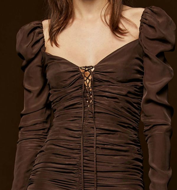 Drapirana smeđa haljina iz Zare prodaje se po cijeni od 499,90 kn u Hrvatskoj