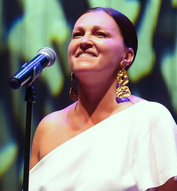 Nina Badrić na ljetnoj pozornici tvrđave sv. Mihovila