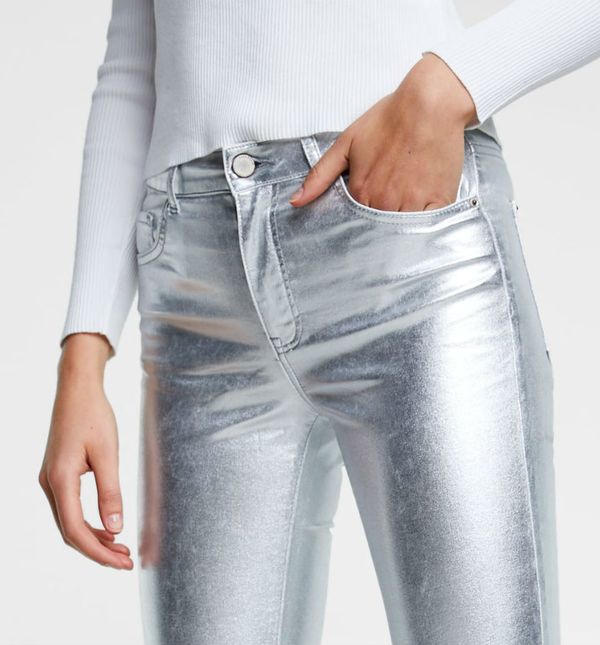 Zara za jesen predlaže metalizirane traperice