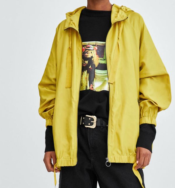 Jakna iz Zare u 2 boje koja se pretvara u torbicu