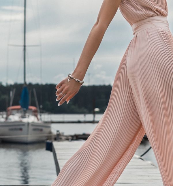 Žena u hlačama širokih nogavica