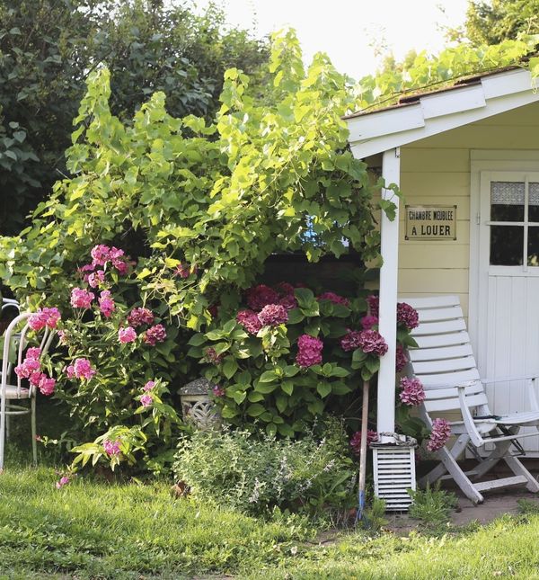Šarmantna ljetna kućica uređena u neodoljivom shabby chic stilu