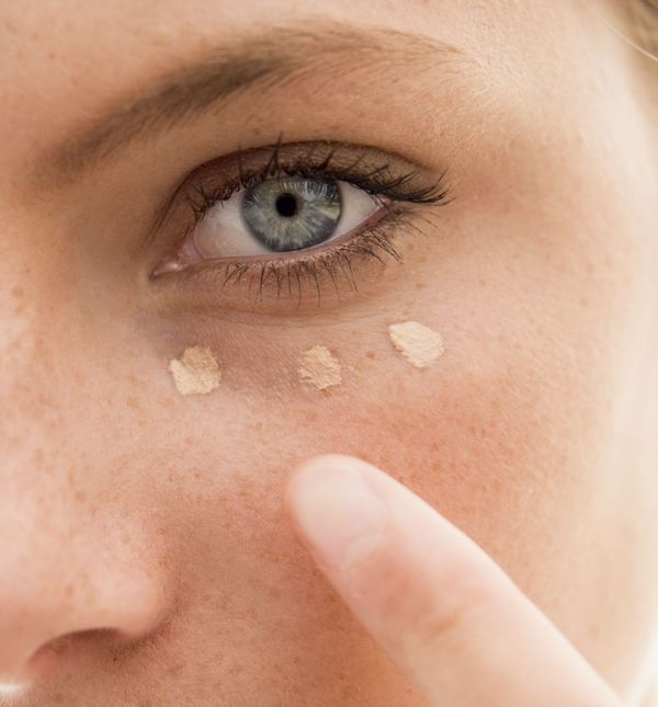 Žena nanosi korektor