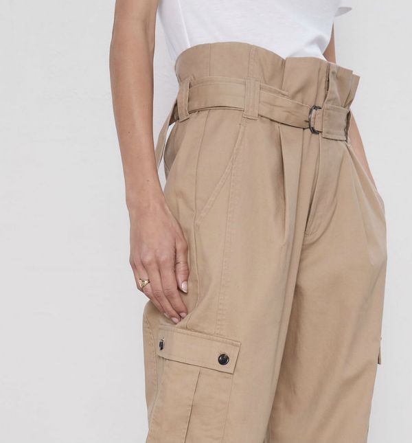 Ponuda cargo hlača u trgovinama ustinu je široka