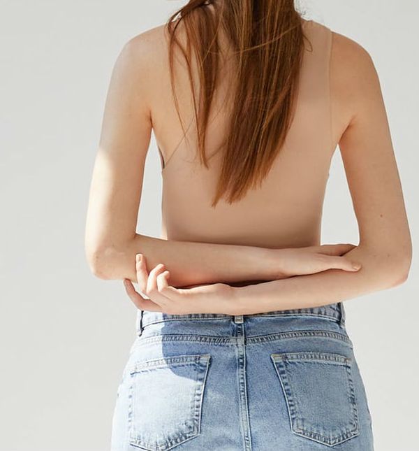 Bodi u boji kože može se kombinirati s trapericama i suknjama