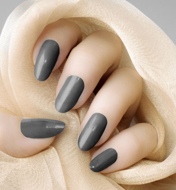 Sivi lak za nokte idealan je izbor za jesen