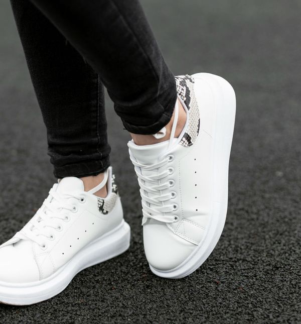 Žena u bijelim tenisicama