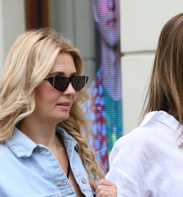 Zgodna dama u odvažnim salonkama modne kuće Bottega Veneta