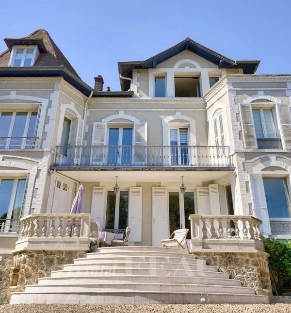 Vila u selu Bougival u Francuskoj