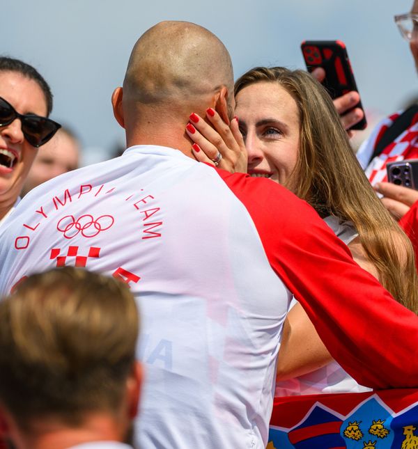 Braća Sinković sa suprugama nakon osvojenog zlata u Parizu