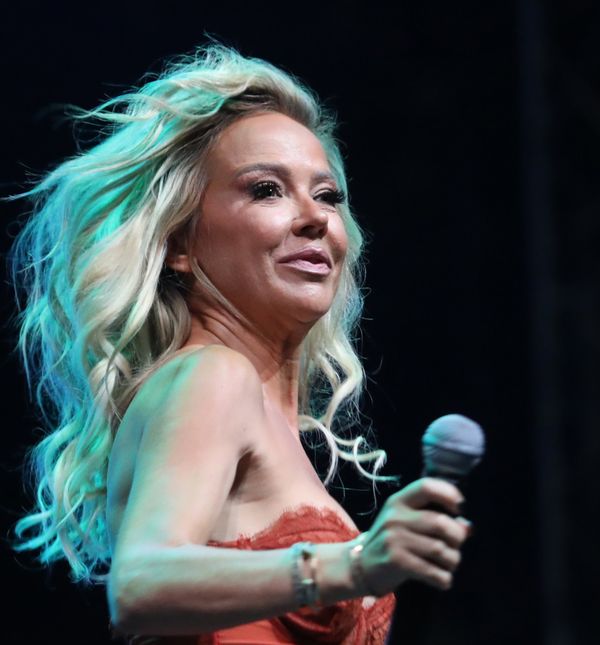 Maja Šuput u crvenoj haljini na koncertu u Kninu