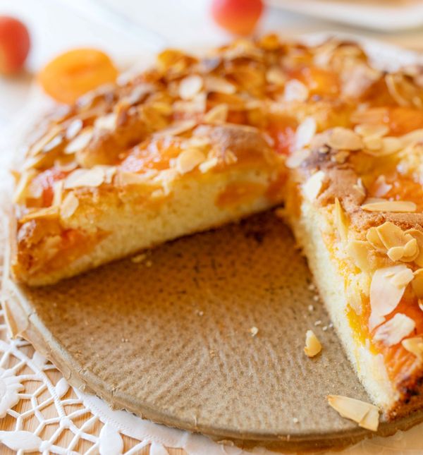 Kolač s marelicama i bademima