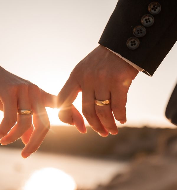 Par se drži za ruke