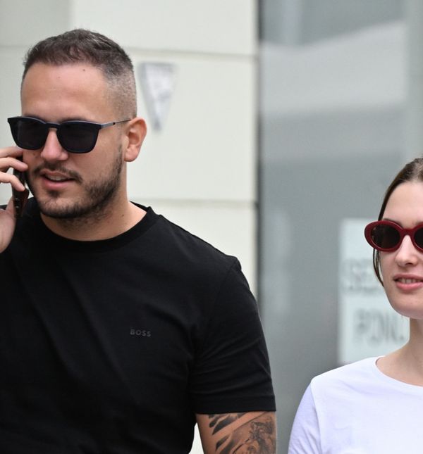 Obična crna majica dovoljna je za odličnu mušku street style kombinaciju