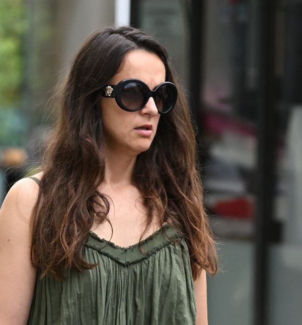 Mama iz centra Zagreba u maksi haljini tamne nijanse maslinasto zelene boje