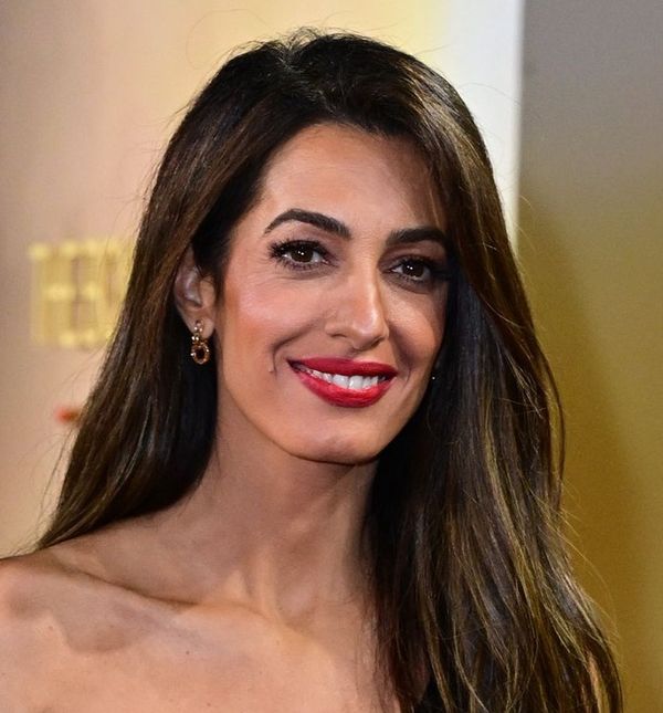 Amal Clooney voli ženstvene i romantične odjevne kombinacije