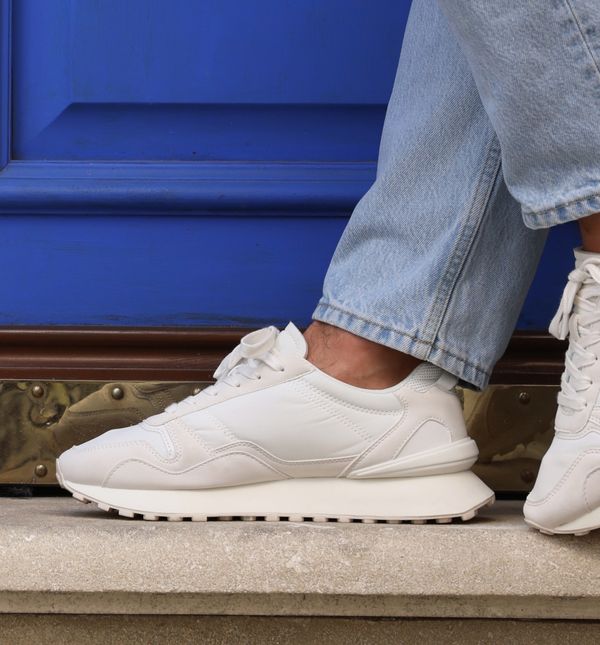 Za drugu polovicu ljeta i početak jeseni svaku modnu kombinaciju lijepo će upotpuniti bijele i svijetle tenisice