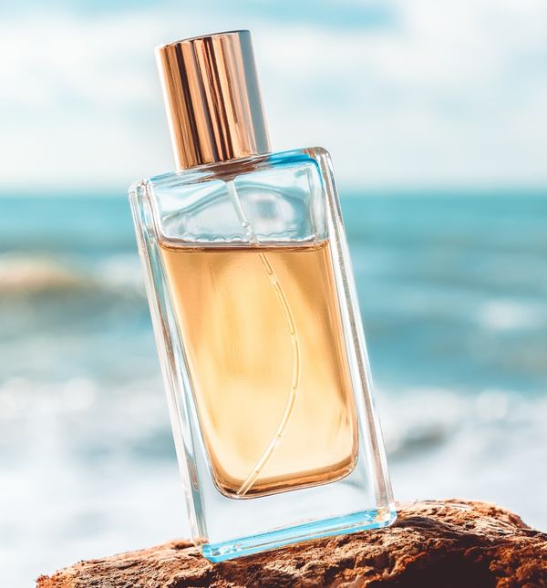 Bočica parfema u moru