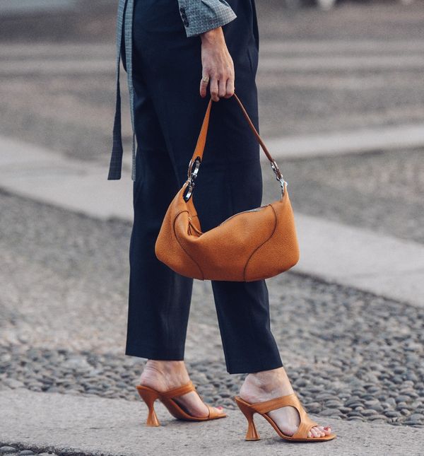 Hlače na crtu omiljen je izbor brojnih dama za odlazak na posao