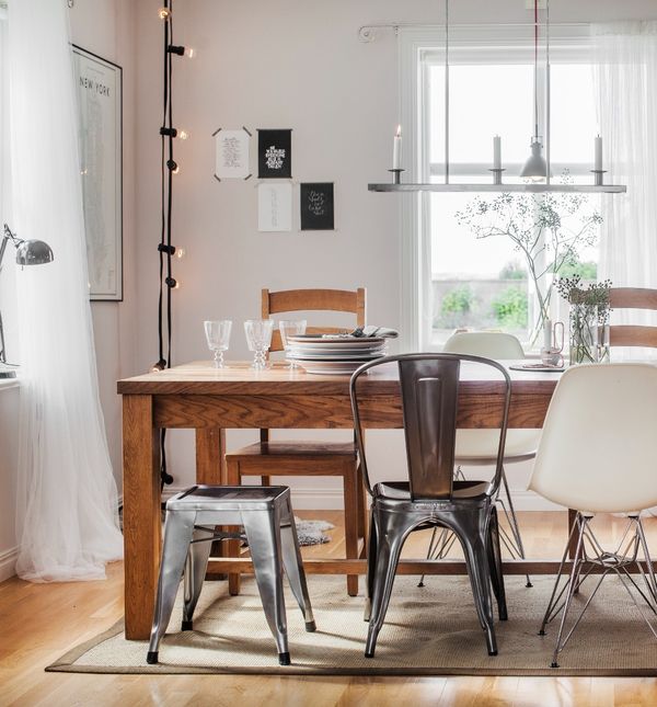 Drveni stolovi savršeno se uklapaju u interijer