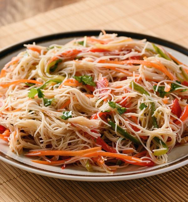 Salata s rižinim rezancima i povrćem