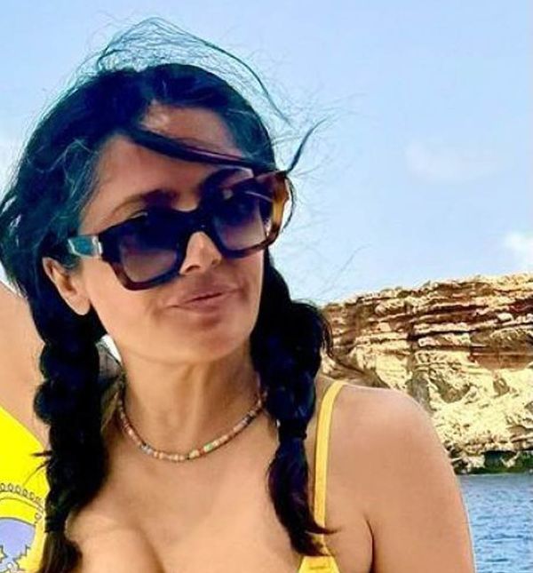 Salma Hayek Pinault u žutom bikiniju na Ibizi