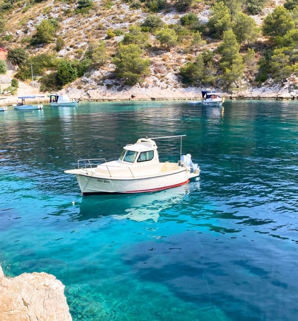 Uvala Stračinska, Šolta