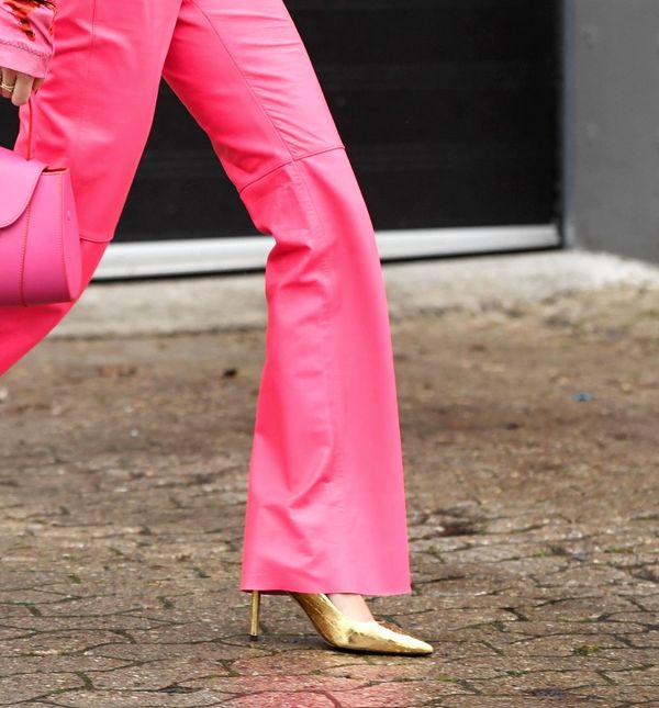 Neonska nijansa ružičaste u street style izdanju s Tjedna mode