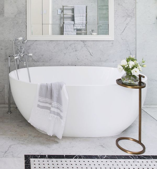 Za zid u kupaonici bolje su keramičke pločice, a za pod porculanske pločice