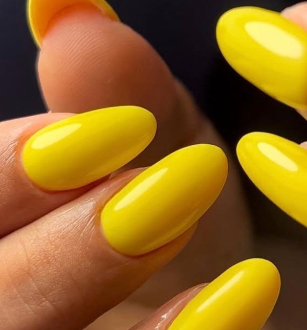 Žute manikure sjajno idu uz ljetno sunce