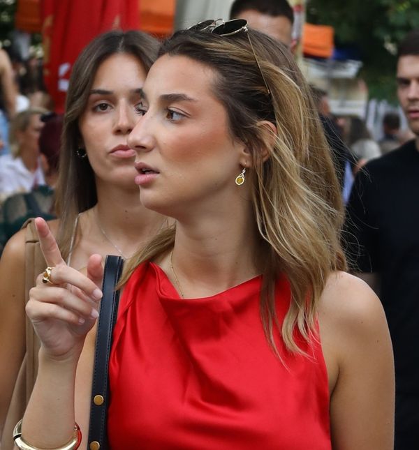 Crvena haljina dovoljna je za sjajan dojam