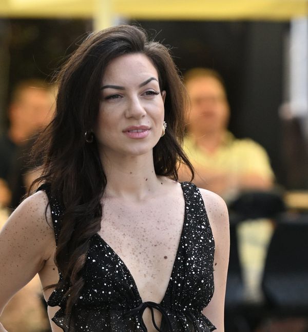 Zagrebačka street stylerica u crop-topu koji otkriva puno gole kože